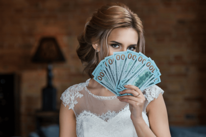 Bride holding cash, symbolizing a wedding loan