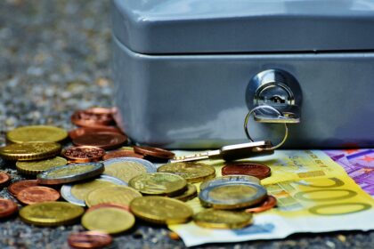 Chase vs Ally Bank: A Comprehensive Comparison of Savings Interest Rates