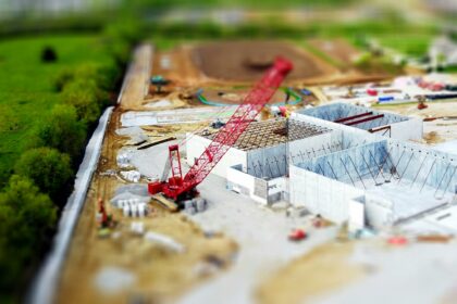 Saudi Non-Oil Sector Faces First Contraction Since 2020 as War Disrupts Orders