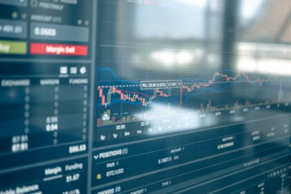 Spot Bitcoin ETFs Attract Nearly $1B in Weekly Inflows as Risk Sentiment Improves