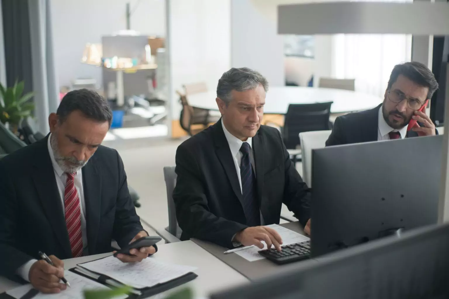 Comparing Ally Bank and Axos Bank: Which Checking Account Reigns Supreme?