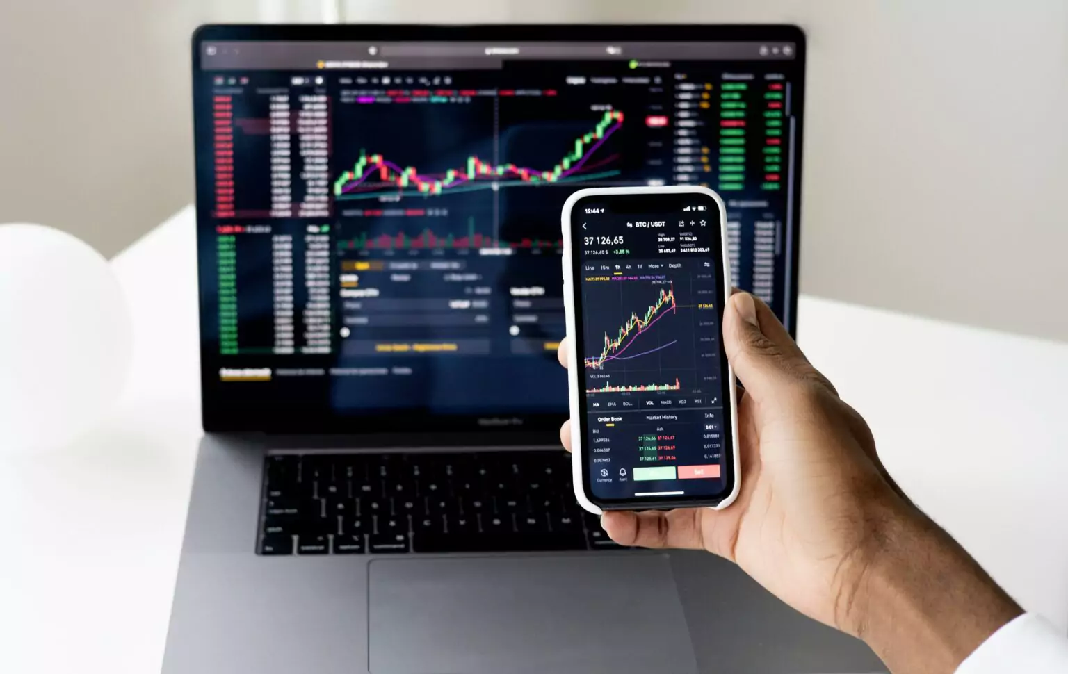 Nansen Launches AI Crypto Trading Tools on Base, Solana