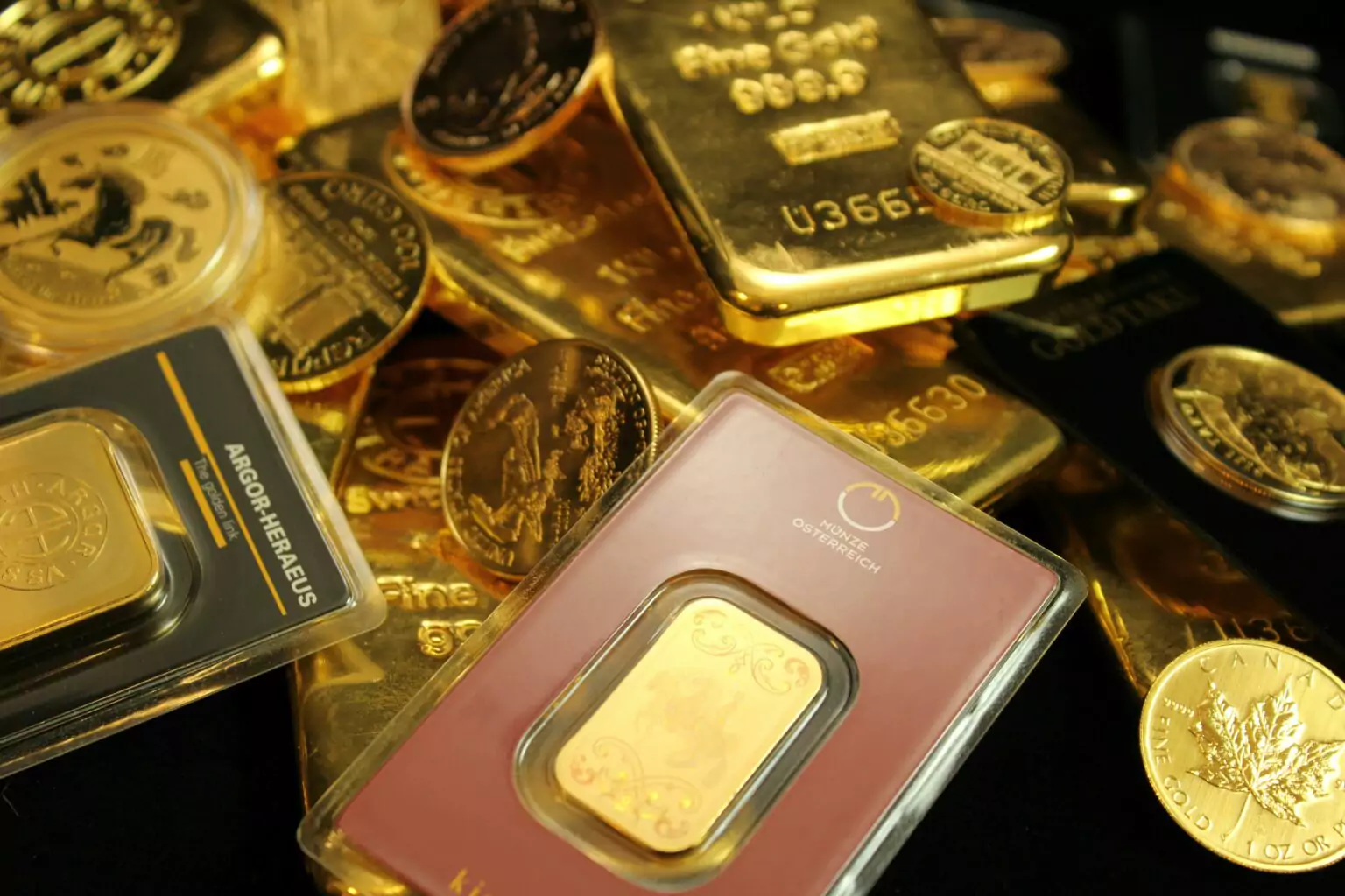 David Einhorn Predicts Fed Will Cut Rates More Than Anticipated, Bullish on Gold
