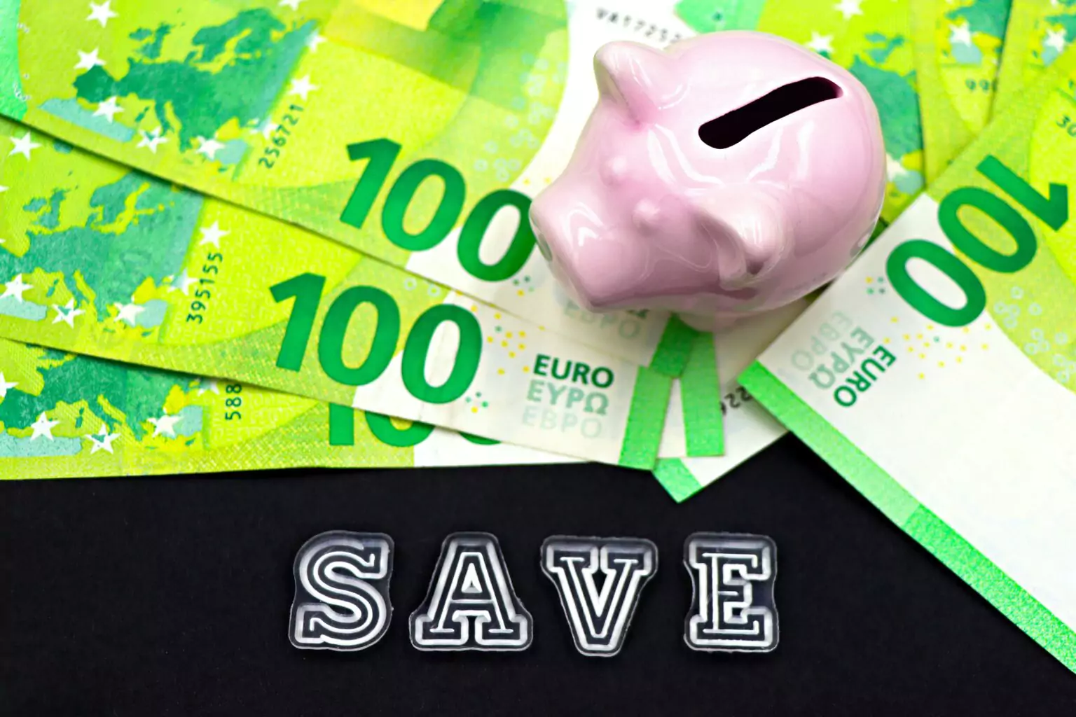 Wells Fargo vs SoFi: A Comprehensive Comparison of Savings Interest Rates